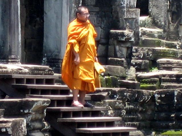 Cambodja - Monnik bij Angkor Wat