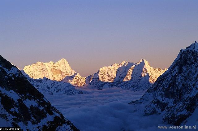 Nepal - Zonondergang in bergen